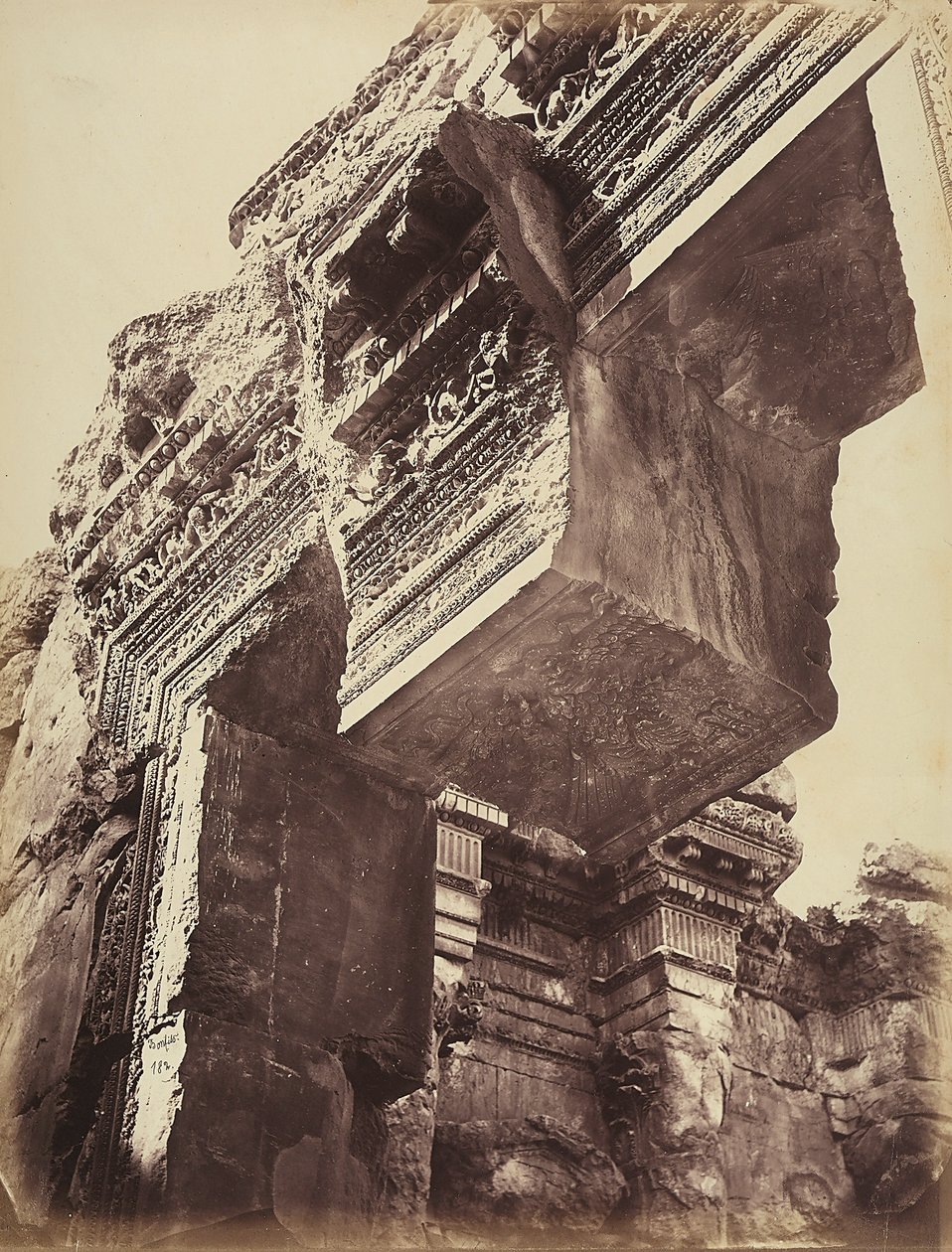 Detail van de ingang van een tempel, in de archeologische zone van Heliopolis of Baalbek, oude Syrische stad, nu Libanon door Félix Bonfils