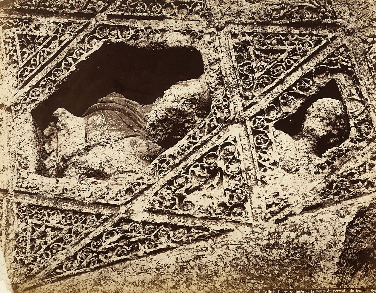 Detail van de beeldhouwdecoratie in een tempel, in de archeologische zone van Heliopolis of Baalbek, oude Syrische stad, nu Libanon door Félix Bonfils