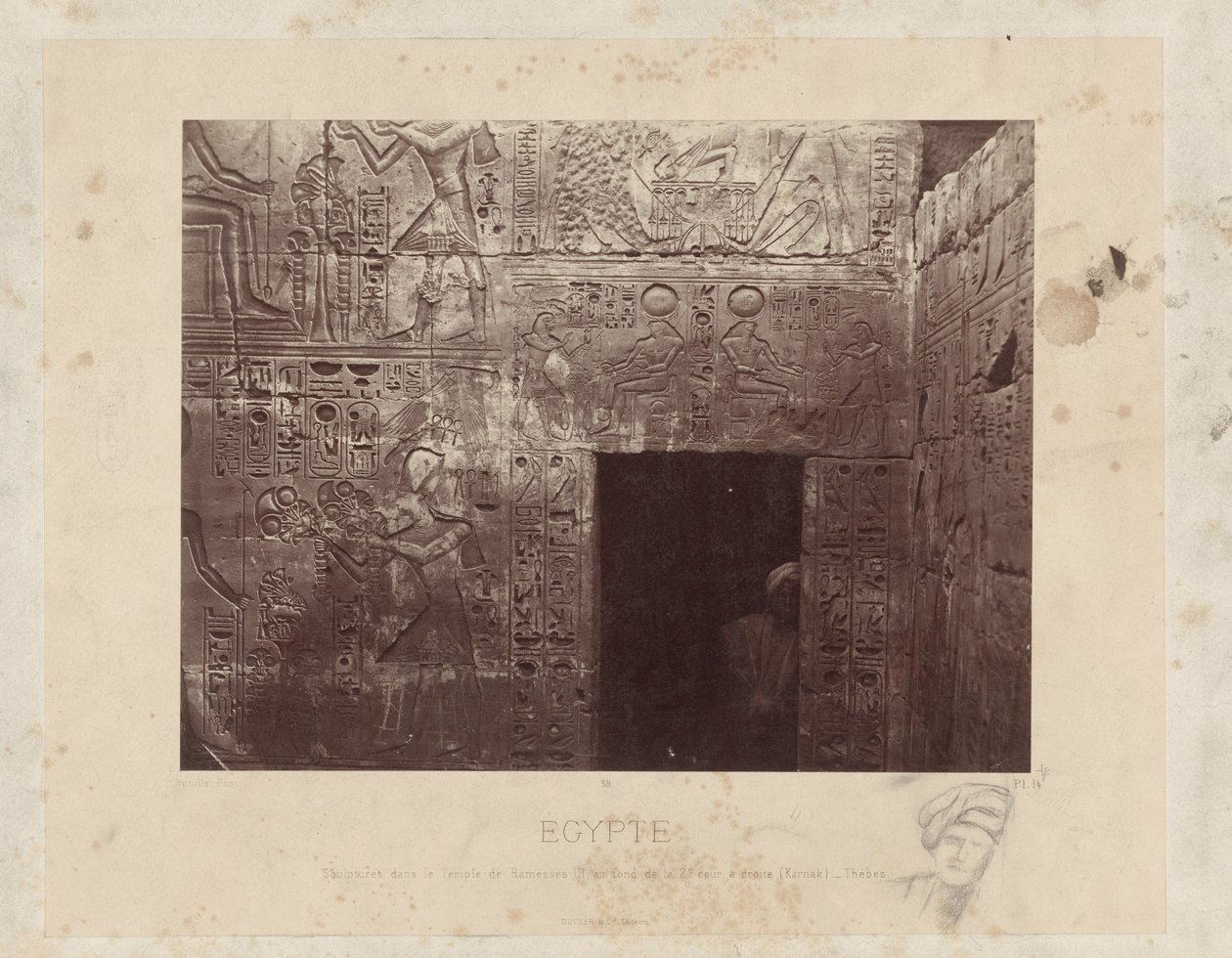 Man in een deuropening in de tempel van Ramses III in Egypte door Félix Bonfils