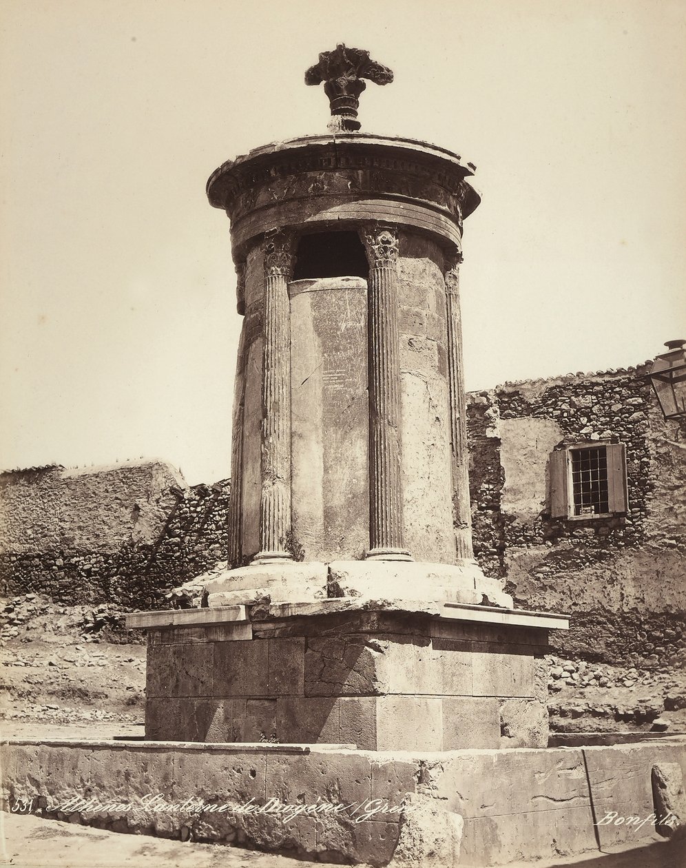 Monument voor Lysicrates, gelegen in de stad Athene door Félix Bonfils