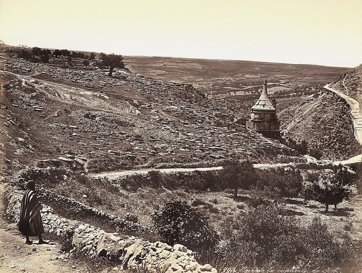 Panoramisch uitzicht op de Vallei van Cedron of Josafat, met het graf van Absalom, aan de rand van Jeruzalem. Een man kijkt naar het uitzicht vanaf de straat door Félix Bonfils