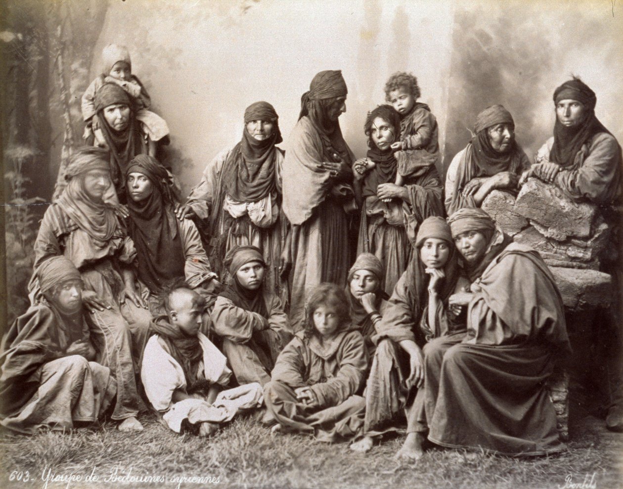 Portret van een groep Syrische bedoeïenen in eenvoudige etnische kleding door Félix Bonfils