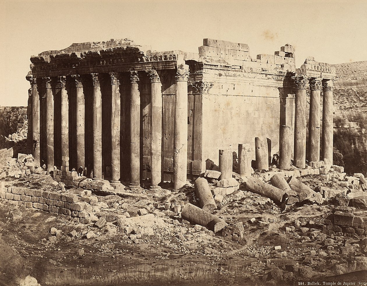 De Tempel van Bacchus, in de archeologische zone van Heliopolis of Baalbek, oude Syrische stad, nu Libanon door Félix Bonfils
