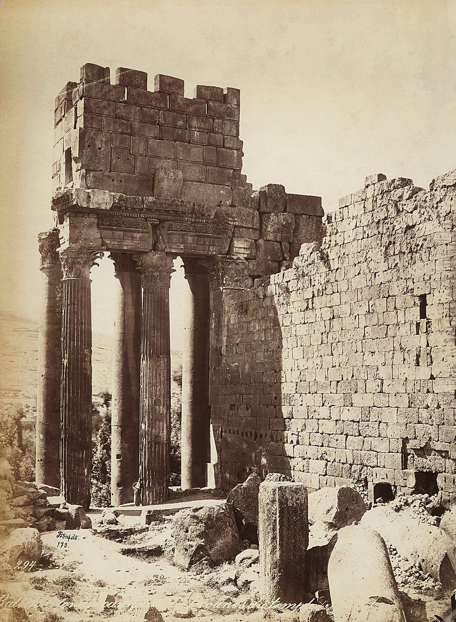 De ruïnes van de Tempel van Jupiter of de Zon, in de archeologische zone van Heliopolis of Baalbek, oude Syrische stad, nu Libanon door Félix Bonfils