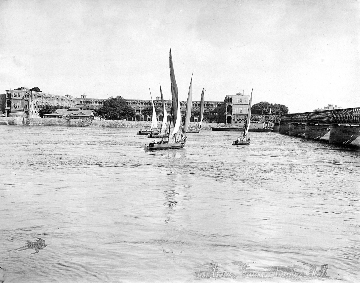 Uitzicht op de kazerne met uitzicht op de Nijl bij de Kasr-brug, in Caïro, Egypte door Félix Bonfils