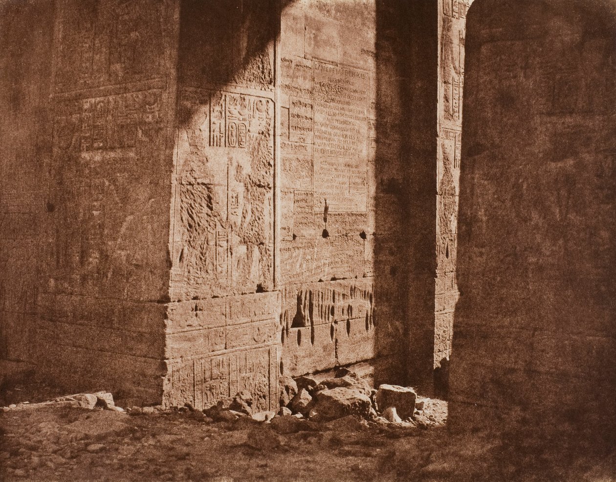 Eerste pyloon - Franse inscriptie gegraveerd op de oostelijke steunbeer bij punt H, eiland Fila (Philae) door Félix Teynard