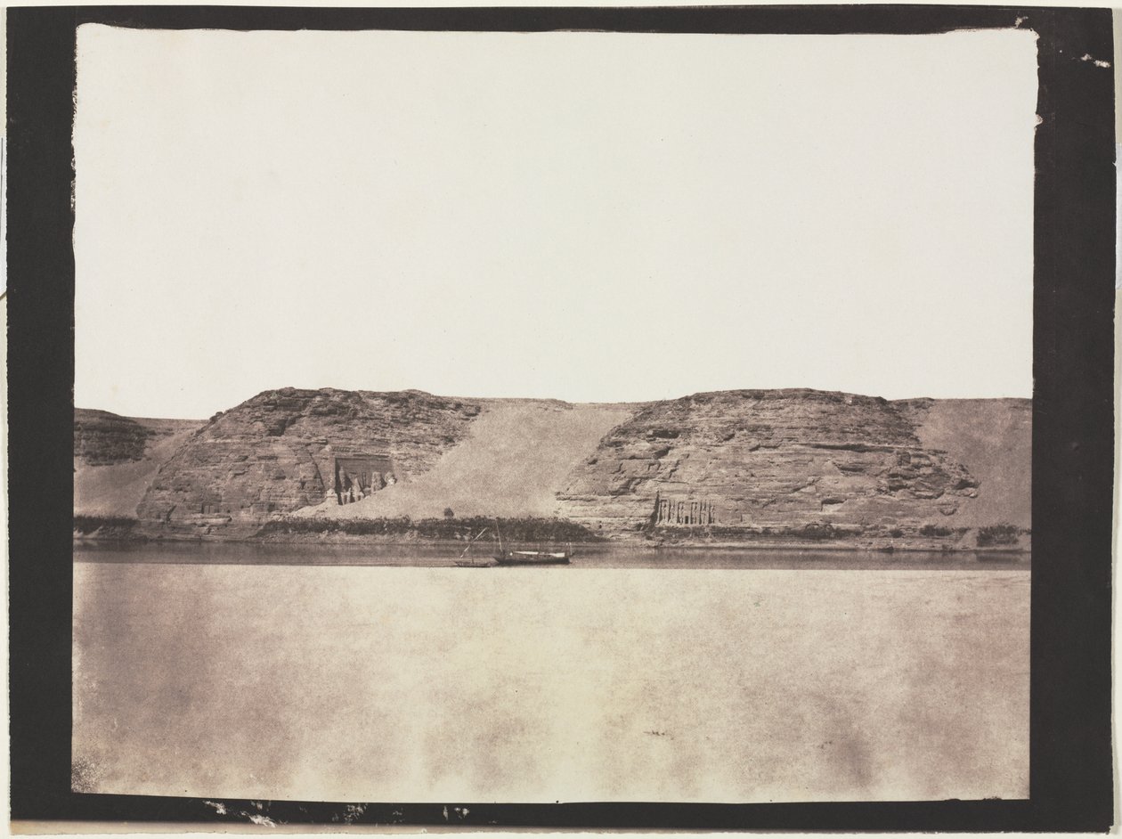 Algemeen uitzicht op monumenten uitgehouwen in de rots met de dahabieh van de fotograaf. Abu Simbel door Félix Teynard