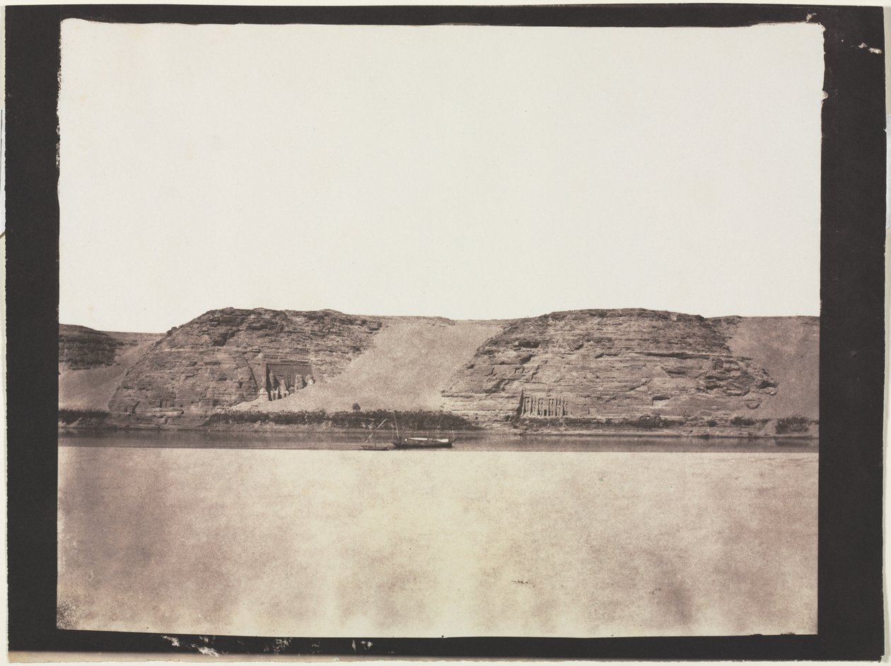 Algemeen Uitzicht op Monumenten Uitgehouwen in de Rots met Fotografen Dahabieh. Abu Simbel, 1851-1852 door Félix Teynard