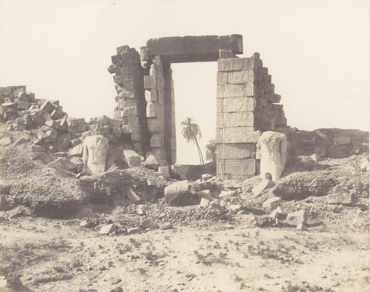 Karnak Thebe, Eerste Pylon - Ruïnes van de Poort en de Kolossen, 1851-52, gedrukt 1853-54 door Félix Teynard