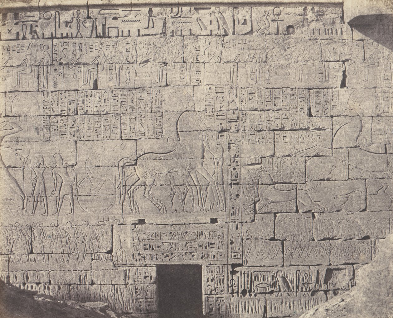 Médinet-Abou Thebes, latere constructies - fragment van sculptuur, 1851-52, gedrukt 1853-54 door Félix Teynard
