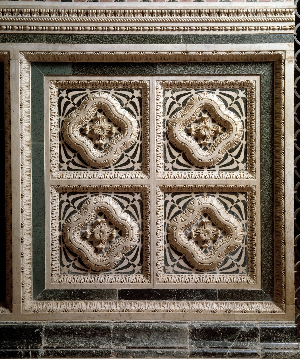 Detail van de marmeren muur die de marmeren preekstoel ondersteunt door Florentine School