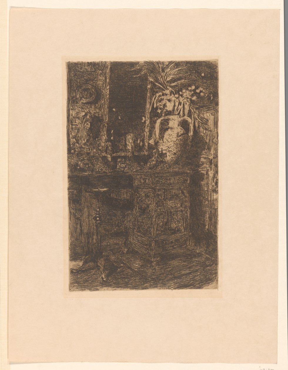 Atelierinterieur met kachel, schouw en bloemenvaas door Floris Verster