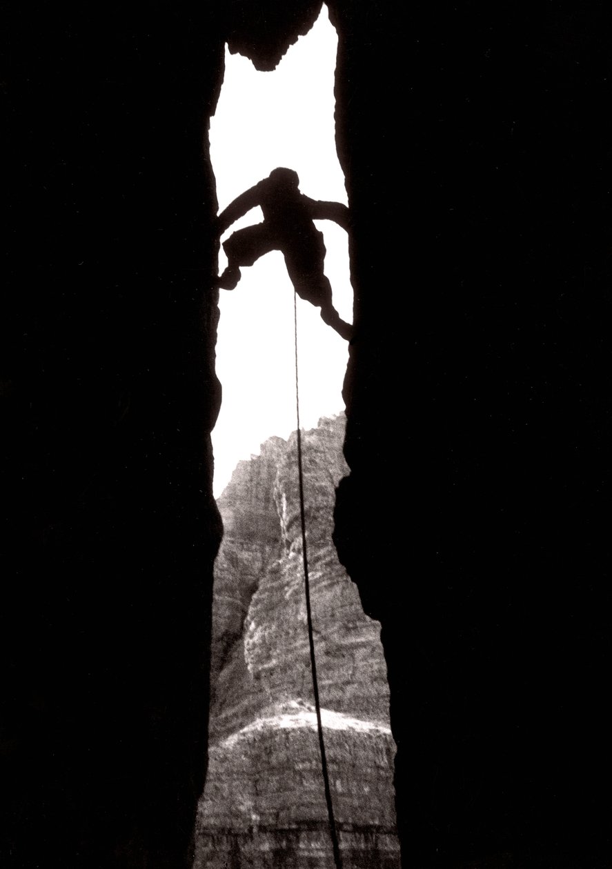 "Ah wonder!": de grote schoorsteen op de hoofdtop van Lavaredo, Dolomiti, Trentino Alto Adige, Italië door Fosco Maraini