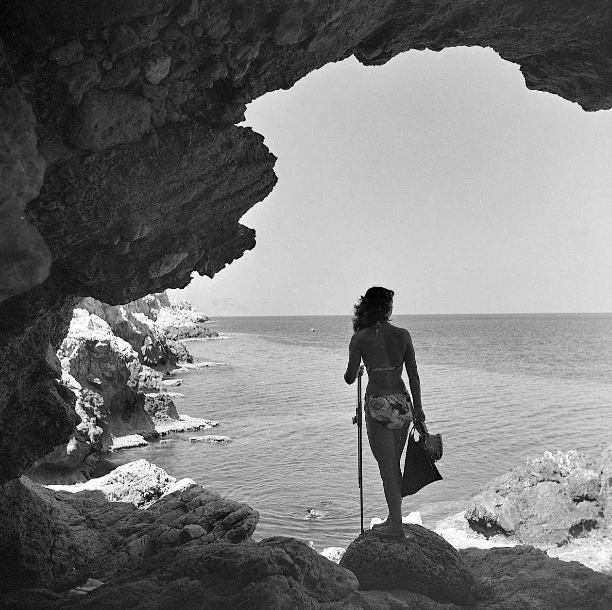 Bader op de klif kijkt neer op de zee bij het dorp Aspra, bij Palermo, Sicilië, ca 1950 (z/w foto) door Fosco Maraini