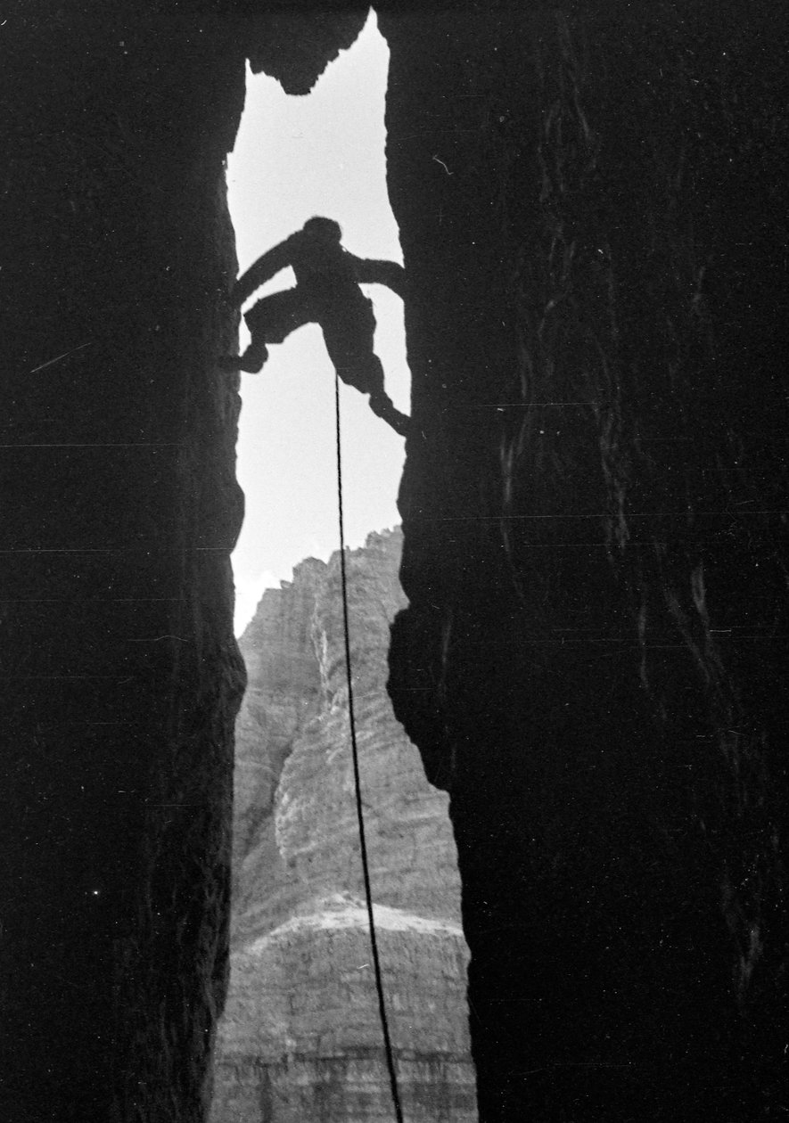 Dolomieten: klimmer in de Dülfer van Cima Grande di Lavaredo door Fosco Maraini