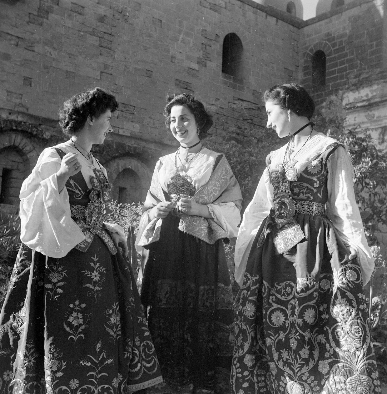 Groep vrouwen in traditionele kleding in Piana de 