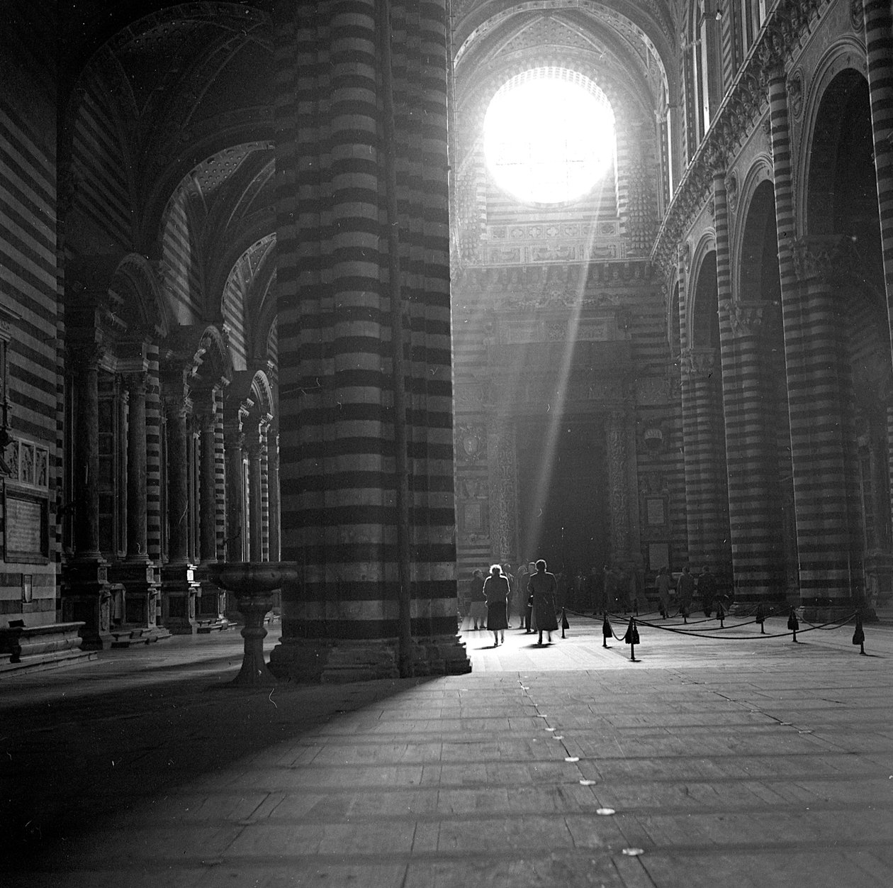 Interieur van de kathedraal van Siena door Fosco Maraini