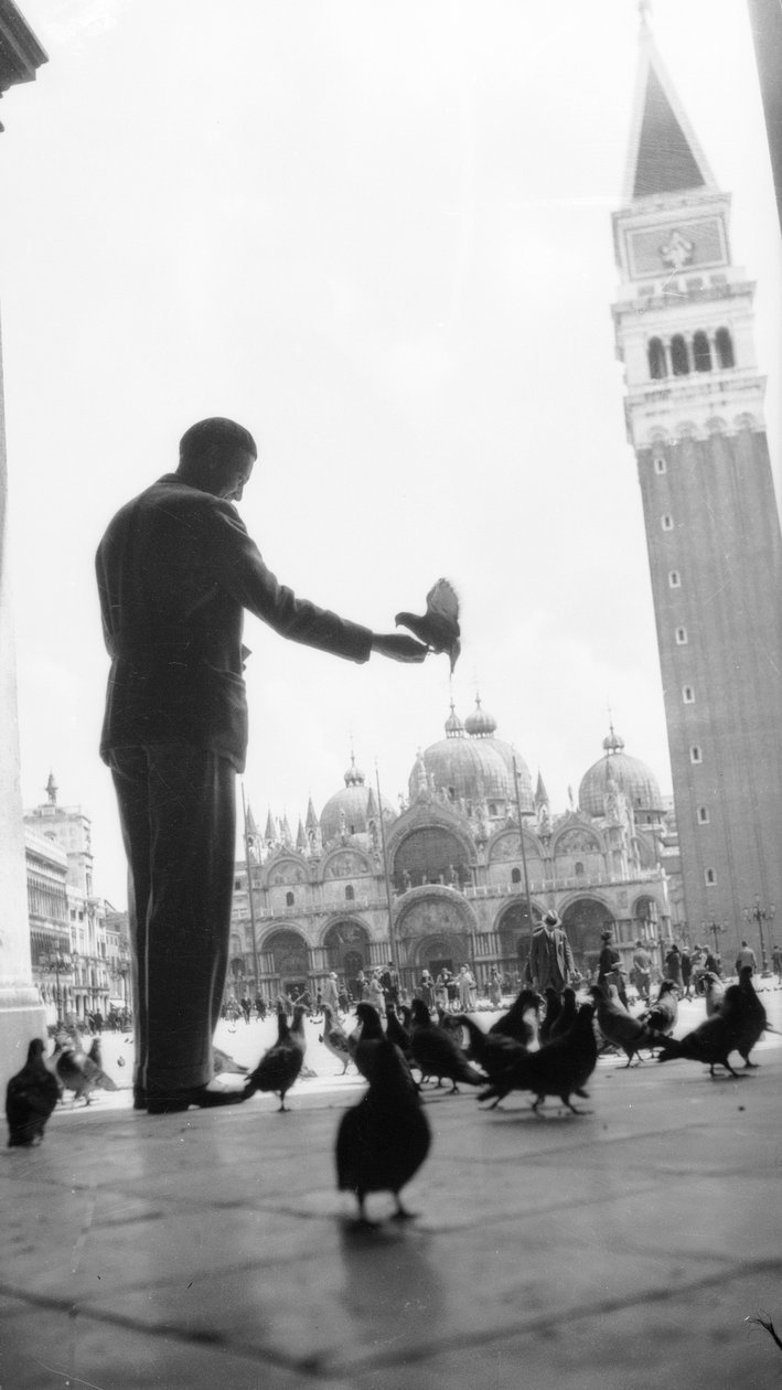Japan en Italië: de beeldhouwer Ernesto Michahelles zei Thayaht op het San Marcoplein in Venetië door Fosco Maraini