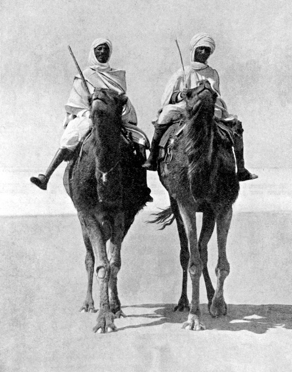 Twee Arabieren op kamelen in de Sahara, Afrika, 1936 door Fox Photos
