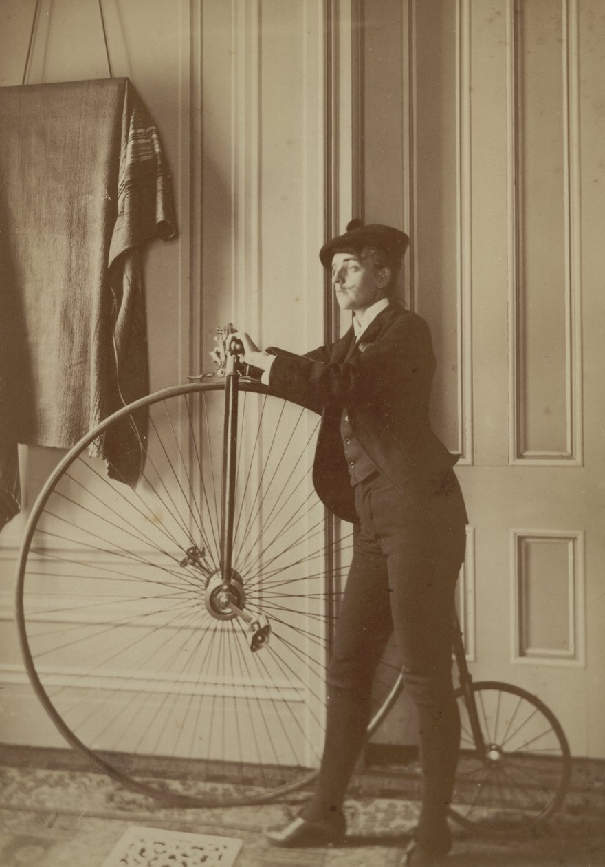 Binnen in het huis met een Penny Farthing-fiets, ca. 1890 (sepia foto) door Frances Benjamin Johnston