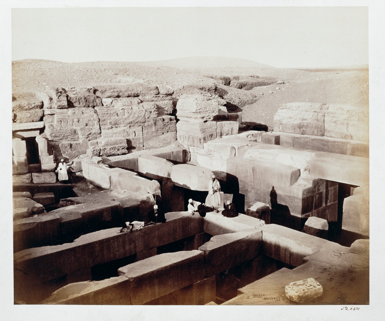 Een opgegraven tempel aan de voet van de Sfinx, Gizeh, Egypte, 4 maart 1862 door Francis Bedford
