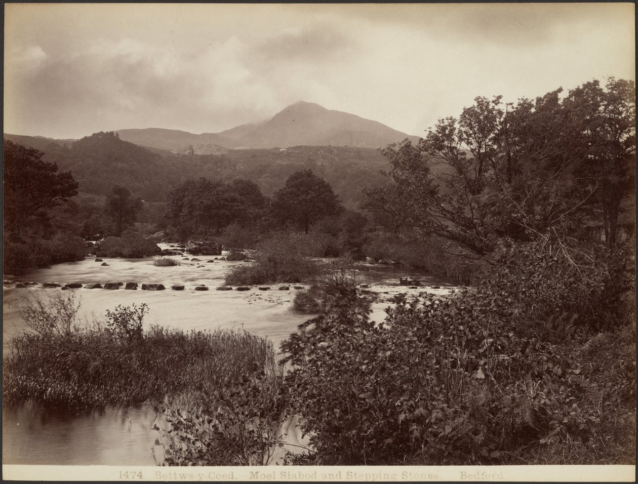 Bettws-y-Coed. Moel Siabod en stapstenen door Francis Bedford