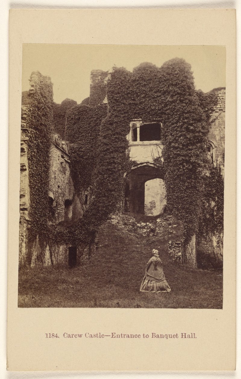 Carew Castle - Ingang naar de banketzaal. door Francis Bedford
