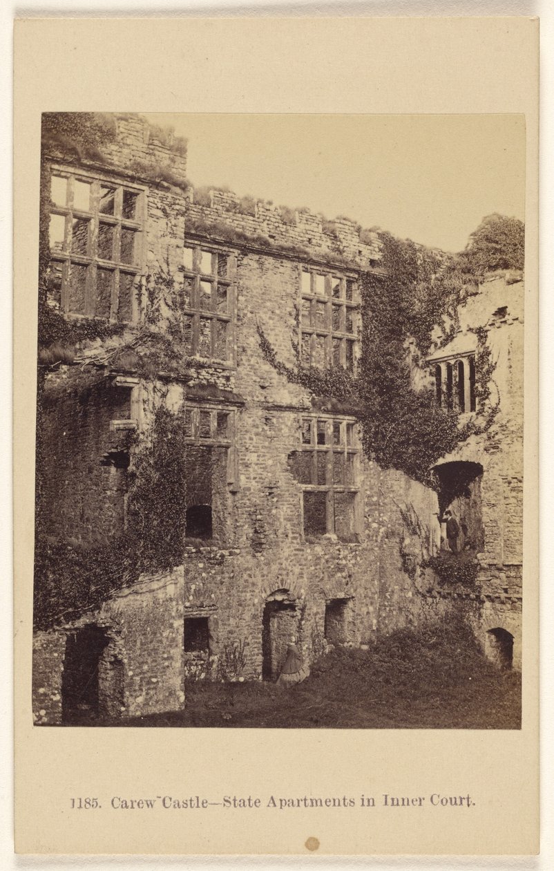 Carew Castle - staatsvertrekken op de binnenplaats door Francis Bedford