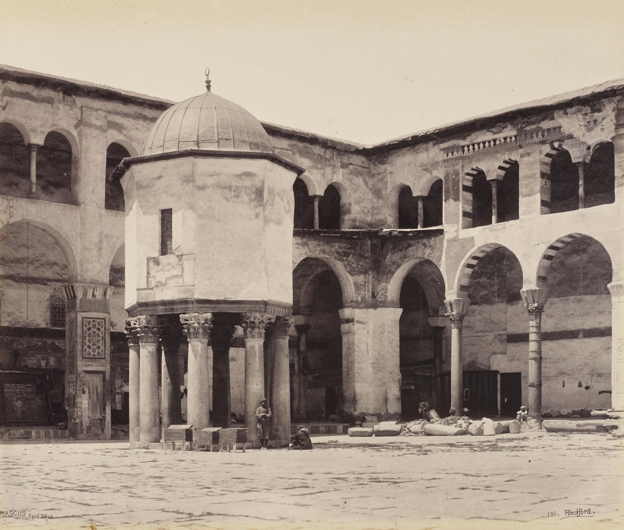 Fontein in de binnenplaats van de Grote Moskee (Umayyad Moskee), Damascus door Francis Bedford