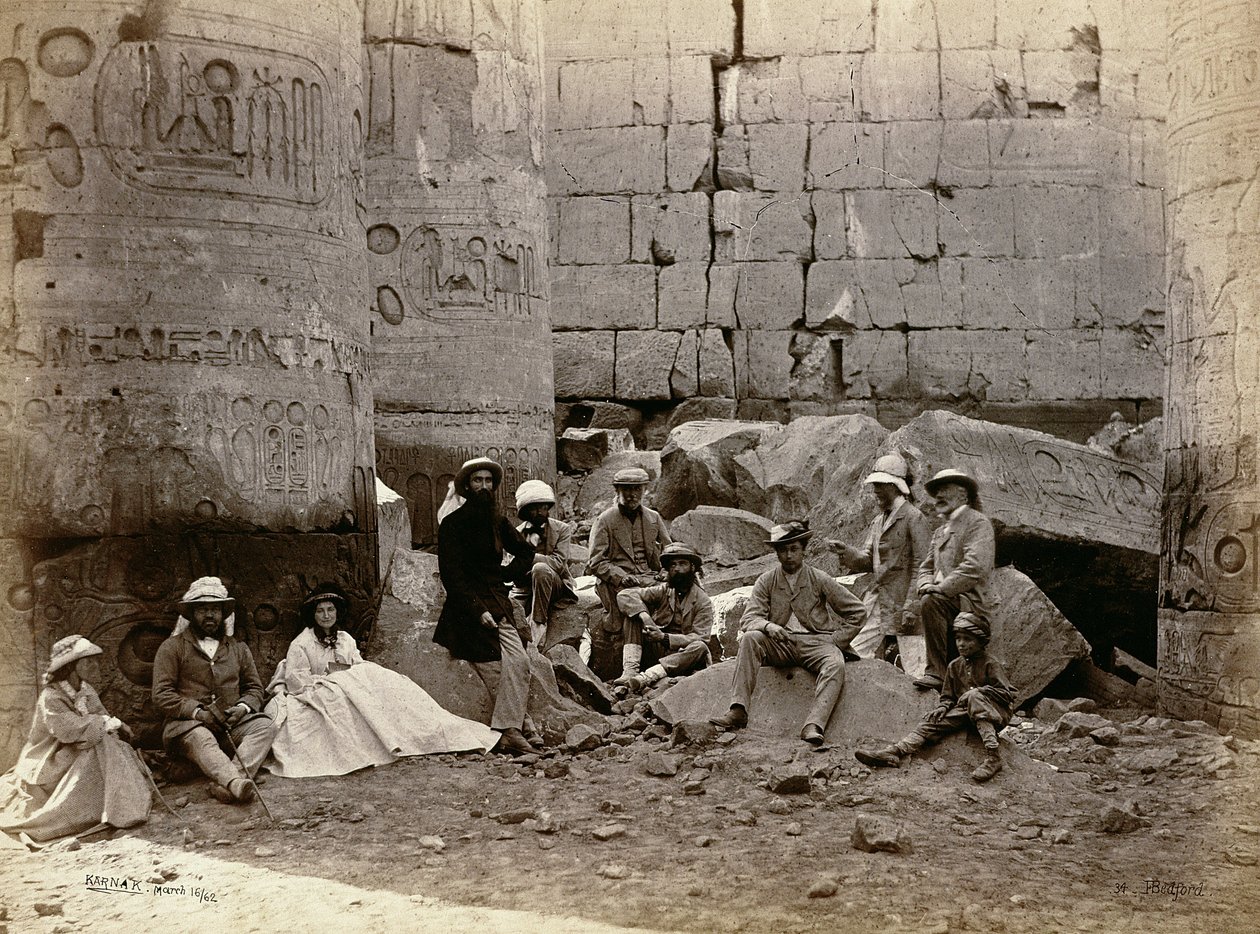 Groepsfoto in de Zuilenhal, Karnak, Thebe, 1862 door Francis Bedford