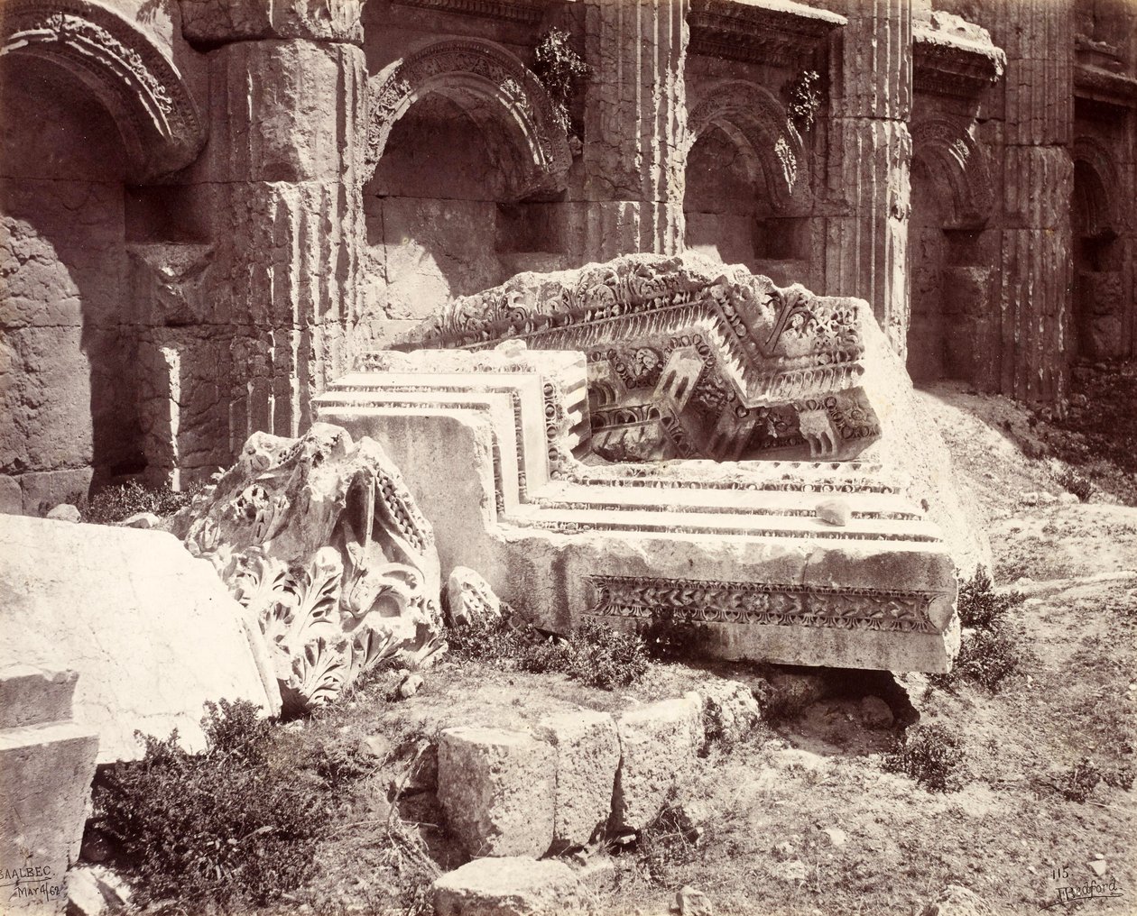 Gebeeldhouwde overblijfselen in de Tempel van Jupiter, Baalbek door Francis Bedford