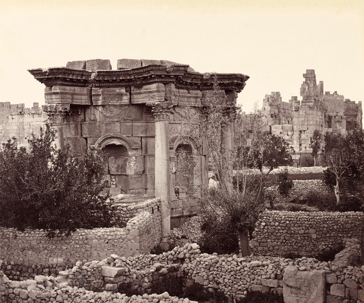 De ronde tempel (Venustempel), Baalbek door Francis Bedford