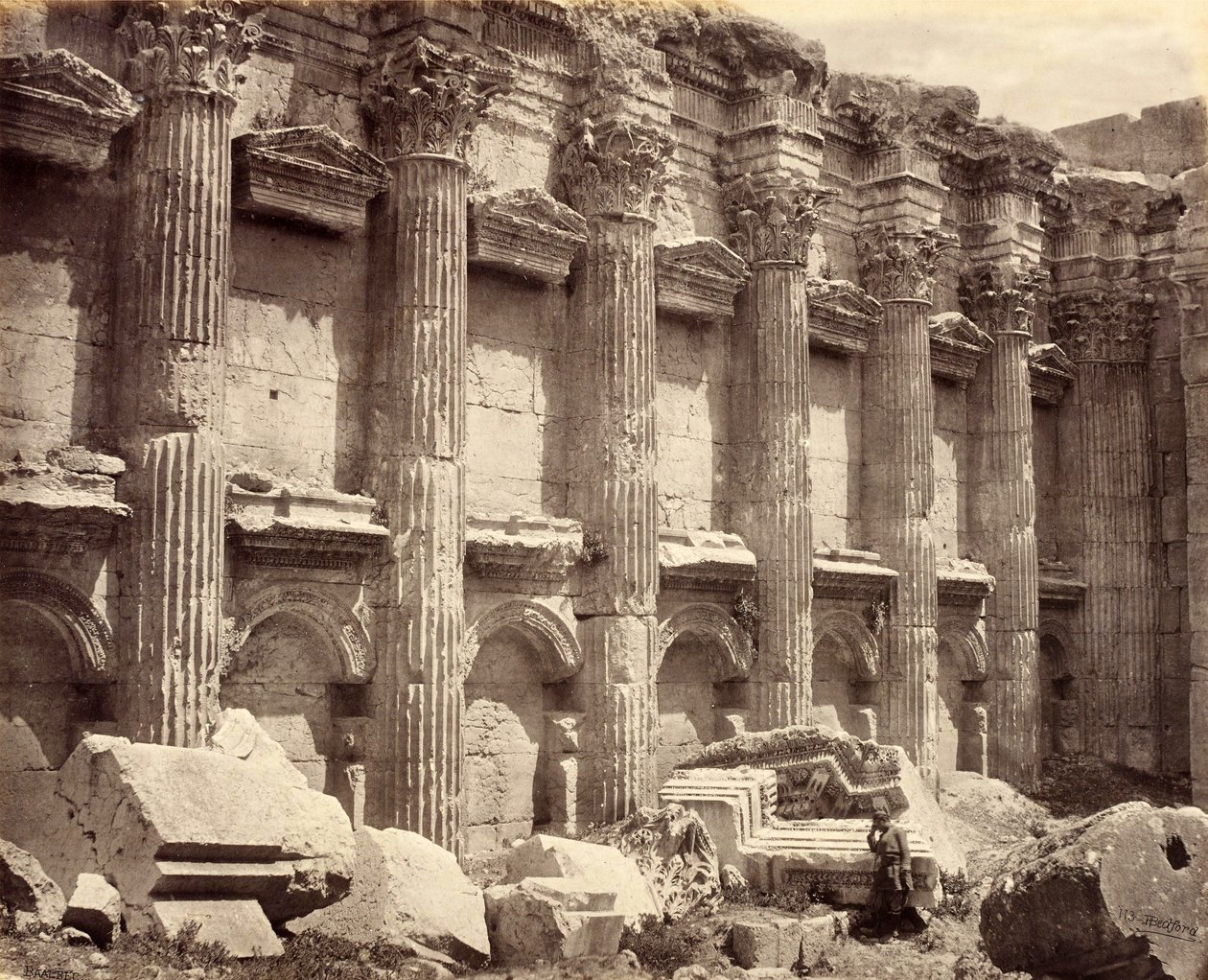 De noordelijke muur van het interieur van de Tempel van Jupiter, met de gecanneleerde zuilen, Baalbek door Francis Bedford