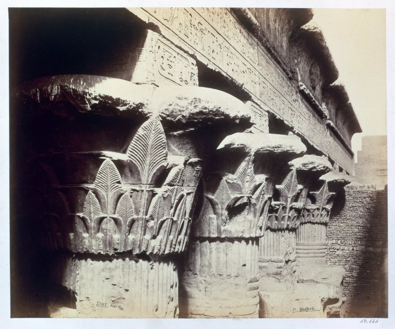 De kapitelen van het portiek, Tempel van Khnum, Esna, Egypte door Francis Bedford