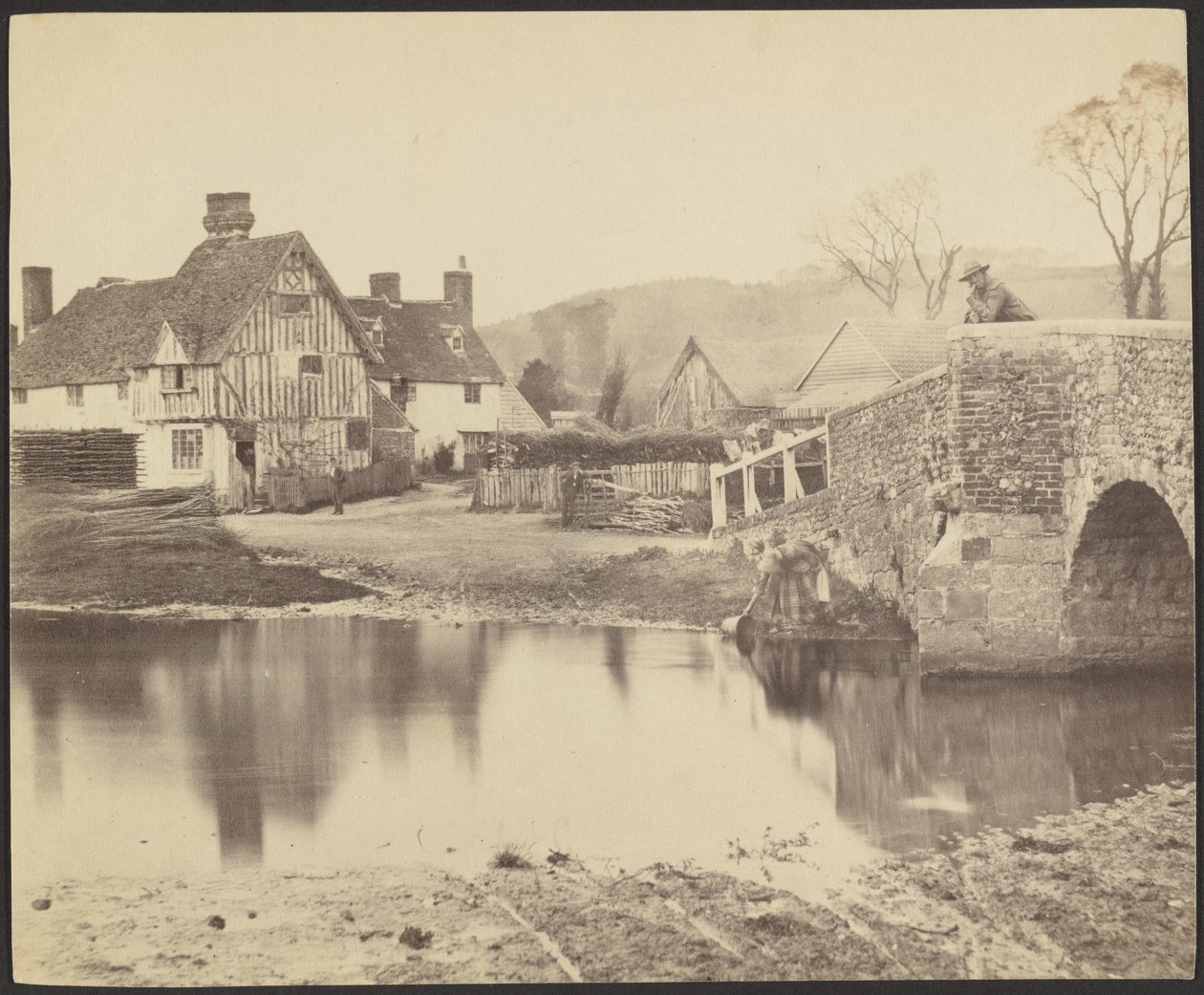 [Gezicht op een huis aan de overkant van een rivier met een brug naar rechts]. door Francis Bedford