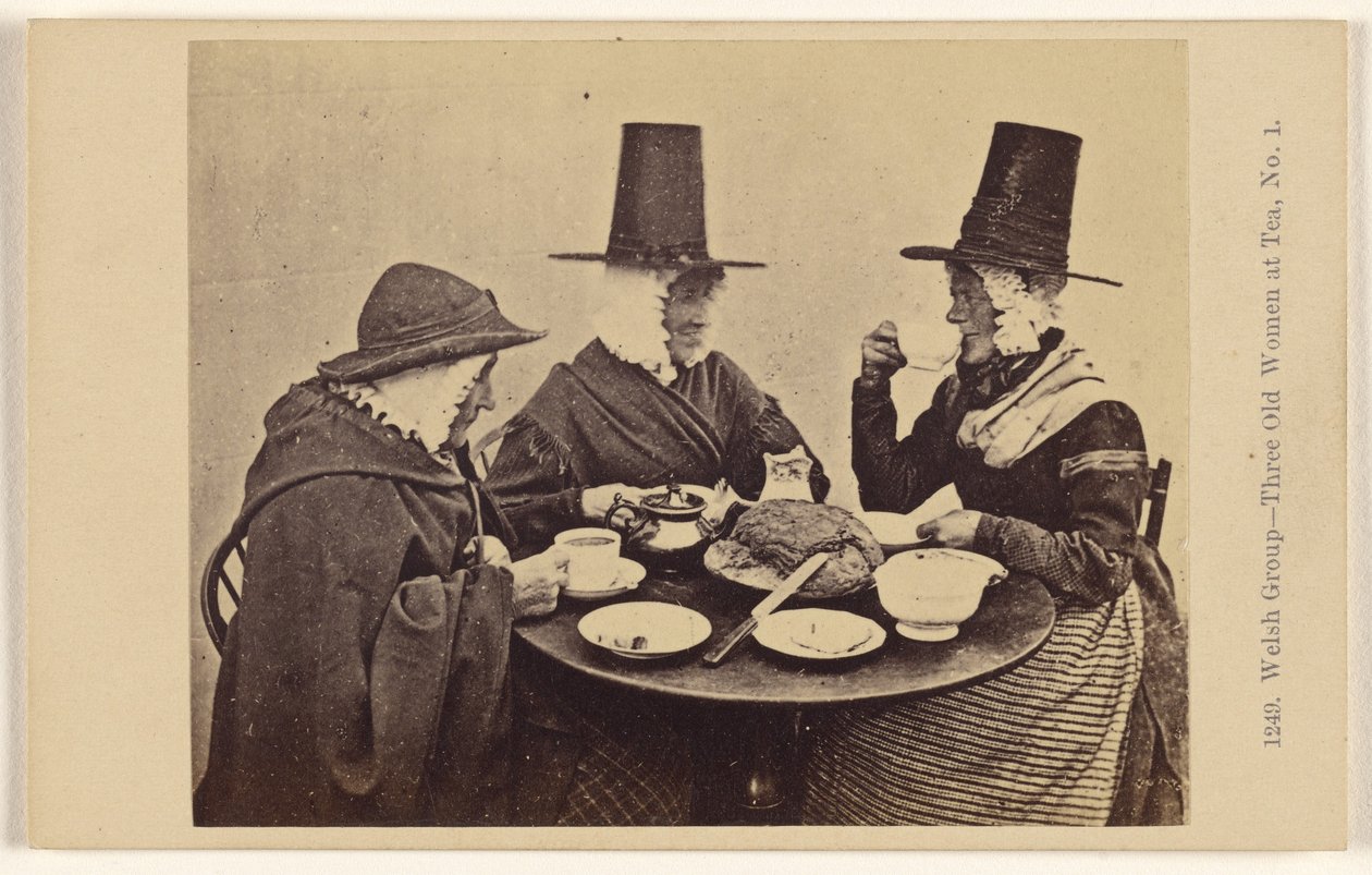 Welshe groep - Drie oude vrouwen aan de thee. Nr. 1. door Francis Bedford