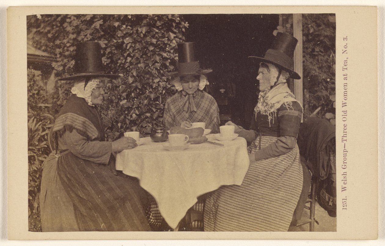 Welshe groep - Drie oude vrouwen aan de thee, nr. 3 door Francis Bedford