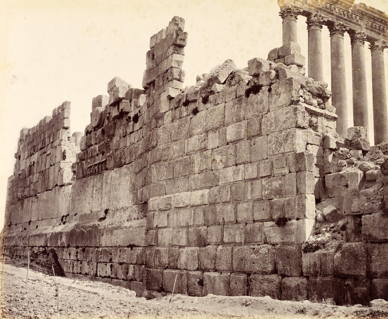 Westelijke uiteinde van de buitenmuur van de Tempel van de Zon, Baalbek door Francis Bedford