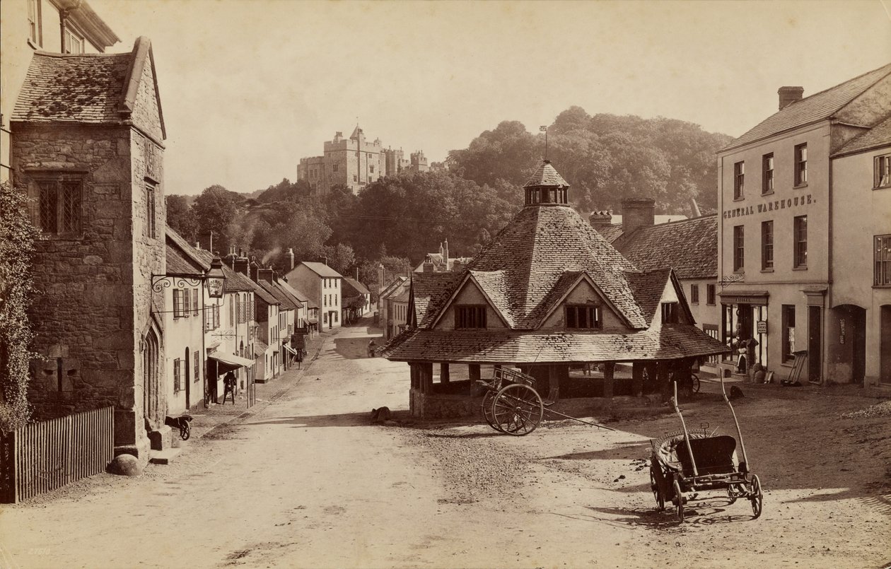 Markthal en kasteel van Dunster door Francis Frith