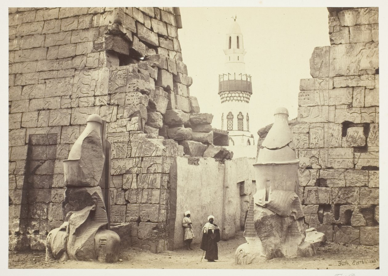 Ingang tot de Grote Tempel, Luxor door Francis Frith