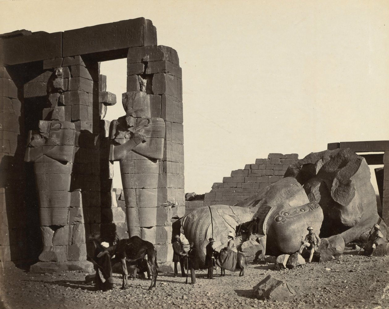 Gevallen standbeeld bij het Ramesseum, Thebe door Francis Frith