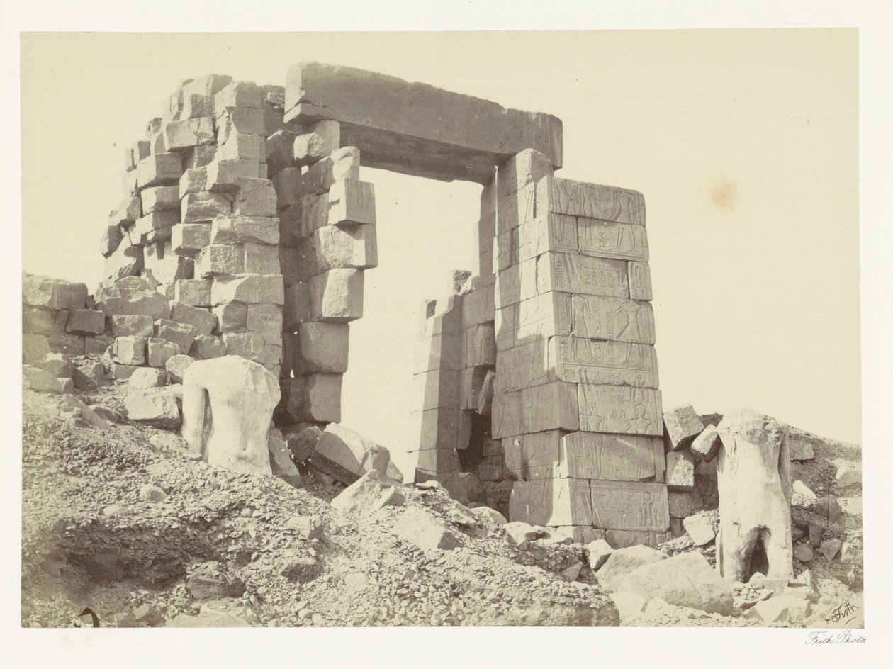 Granieten pyloon van de tempel van Karnak door Francis Frith