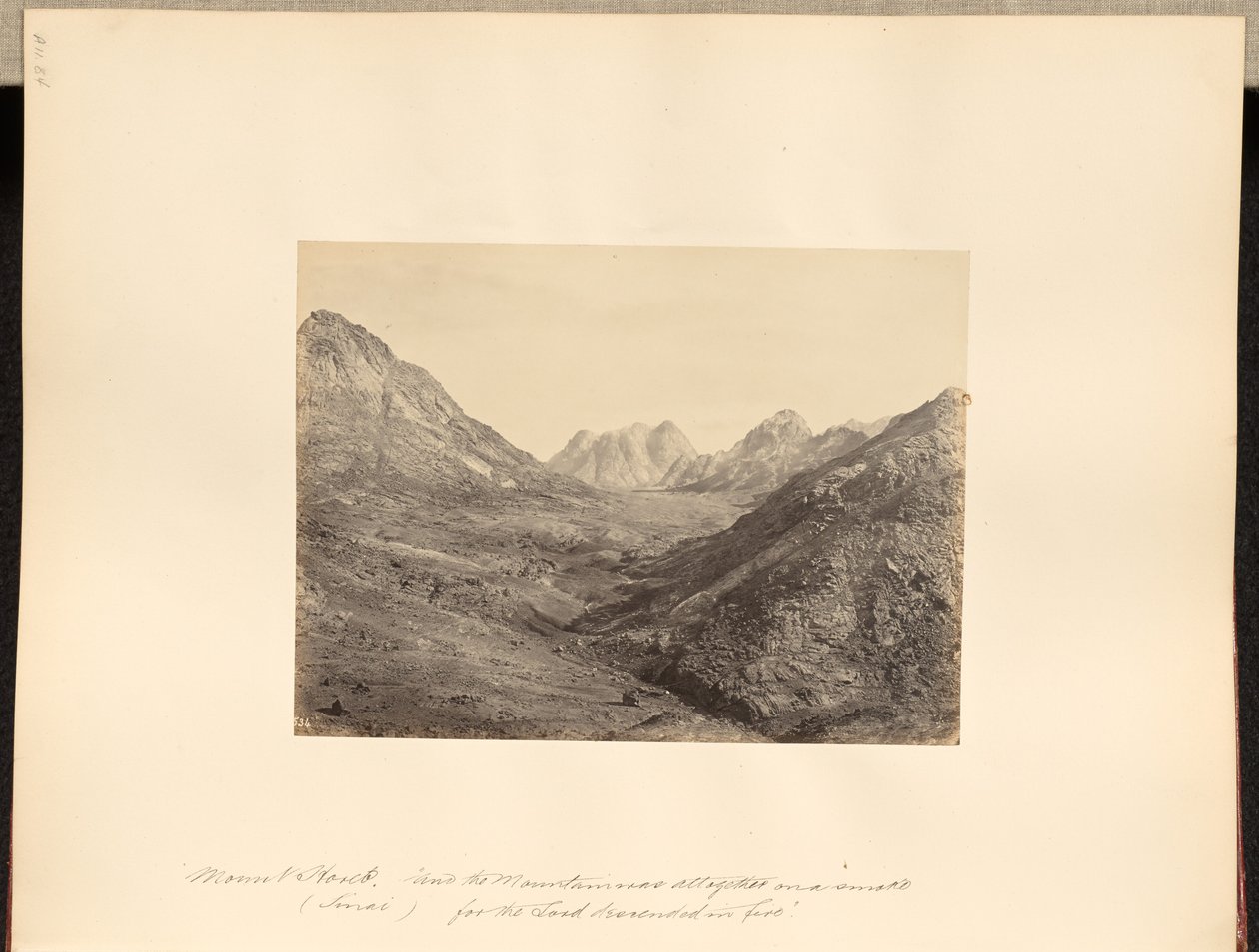 De berg Horeb (Sinaï), "en de berg stond geheel in rook, want de Heer daalde neer in vuur". door Francis Frith