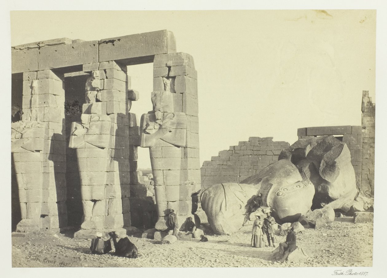 Osiridezuilen en Grote Gevallen Kolos, bij het Memnonium, Thebe door Francis Frith
