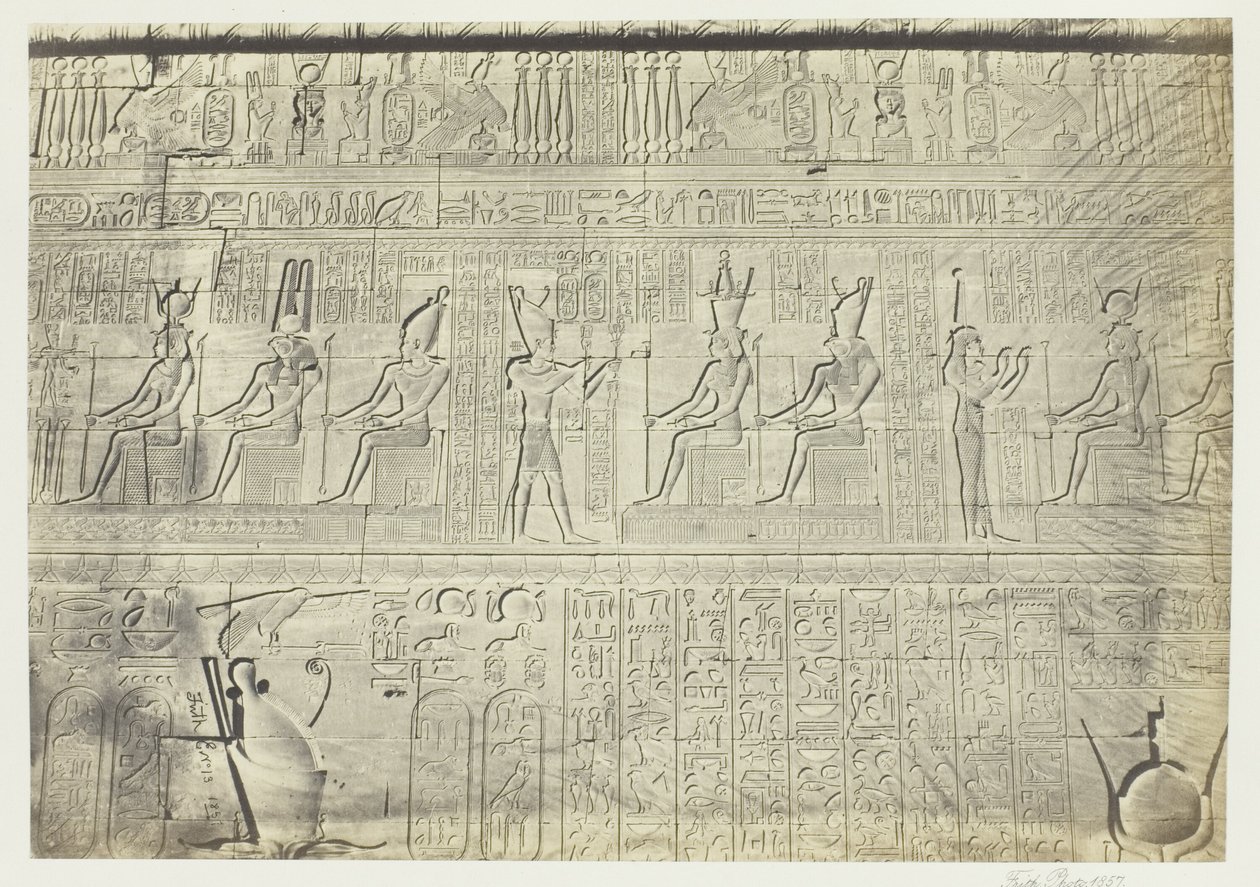 Sculpturen van de Buitenmuur, Dendera door Francis Frith