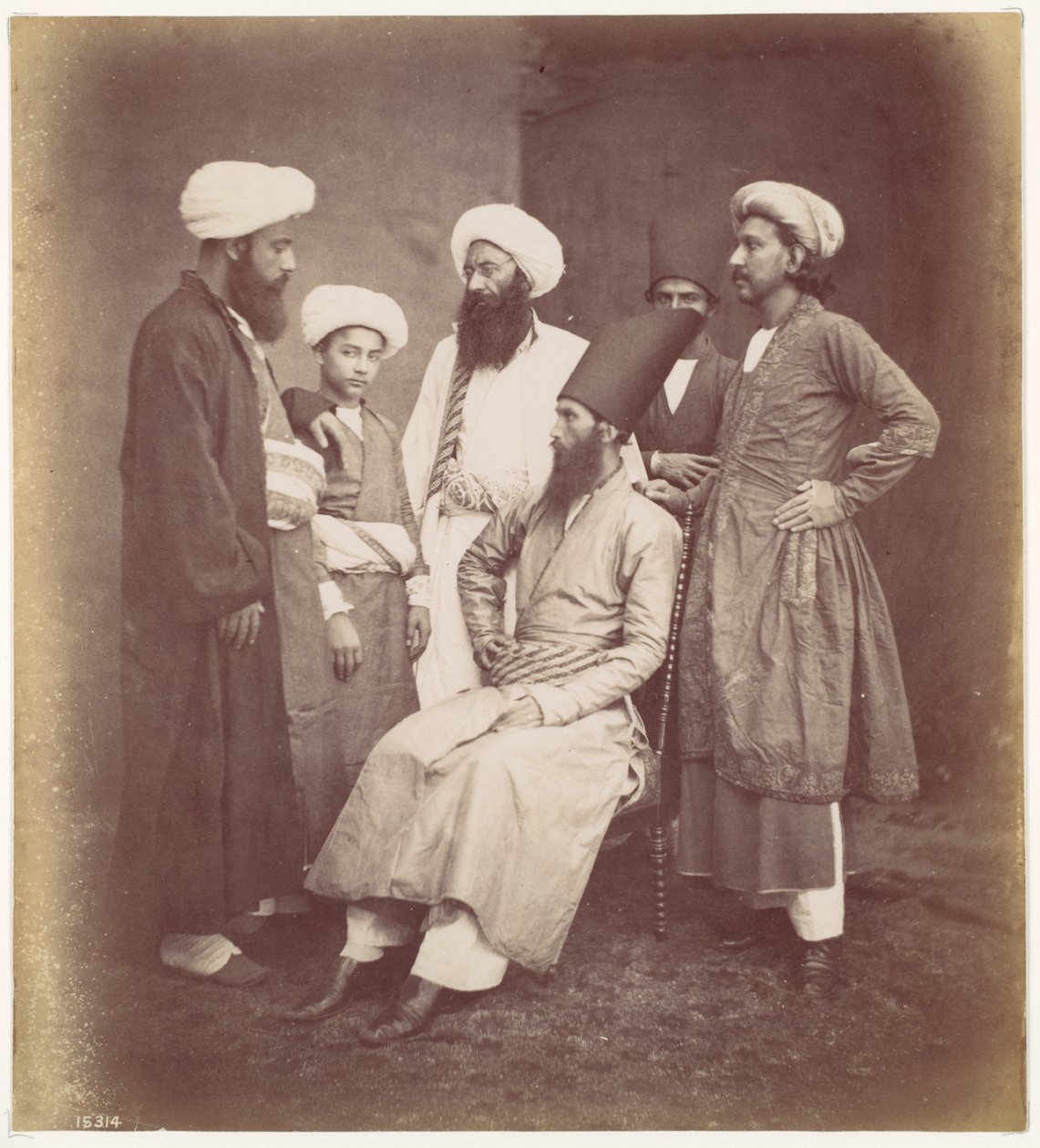 [Zes Oost-Indische mannen] door Francis Frith