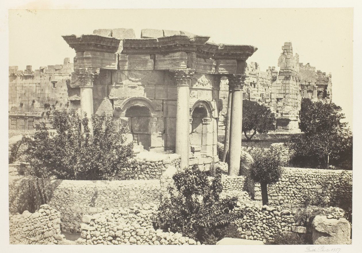 De ronde tempel, Baalbek door Francis Frith