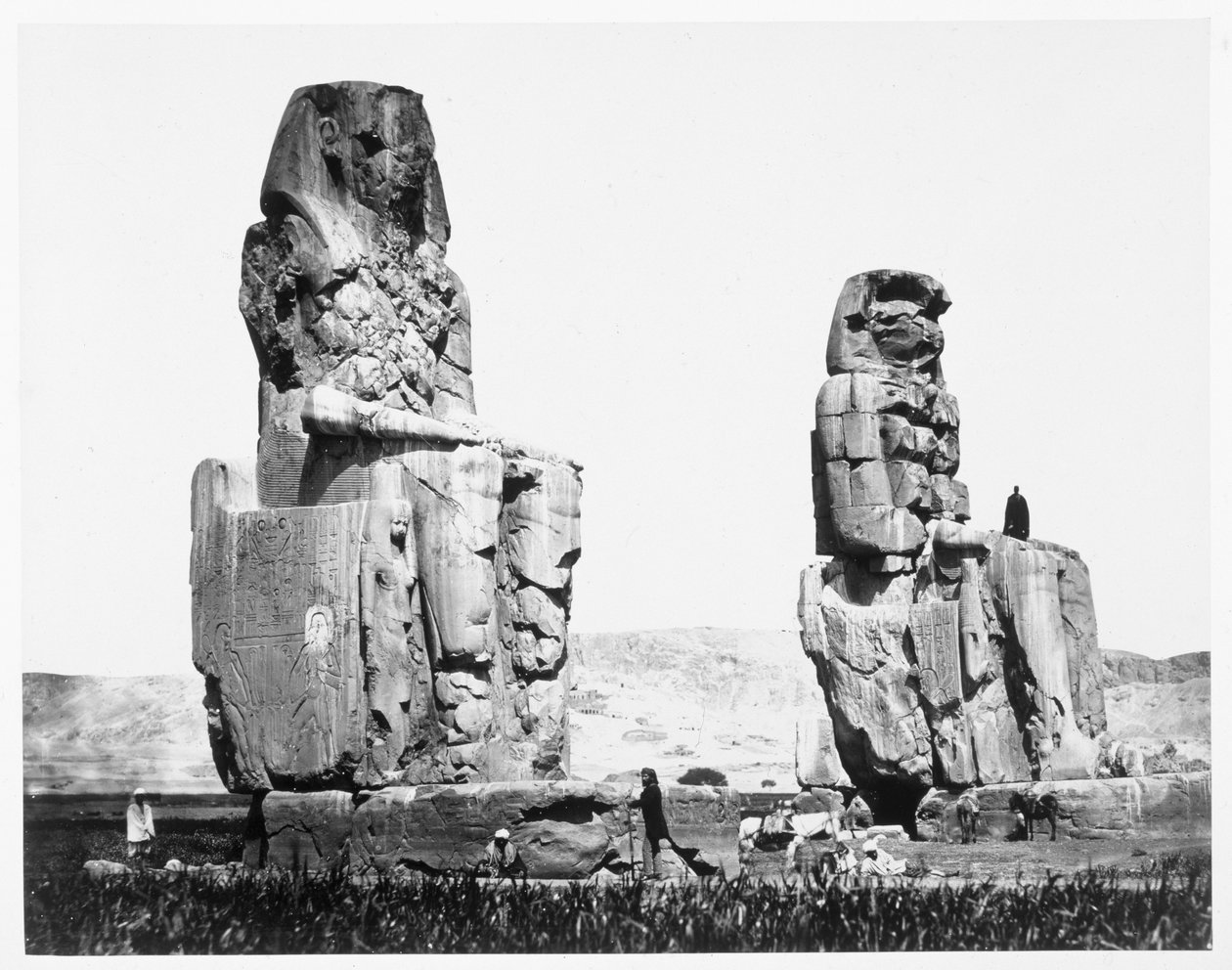 De kolossen van Memnon, Thebe, Egypte door Francis Frith