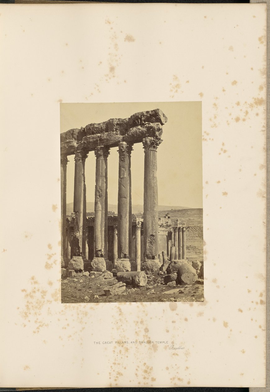 De Grote Zuilen en Kleinere Tempel, Baalbec door Francis Frith