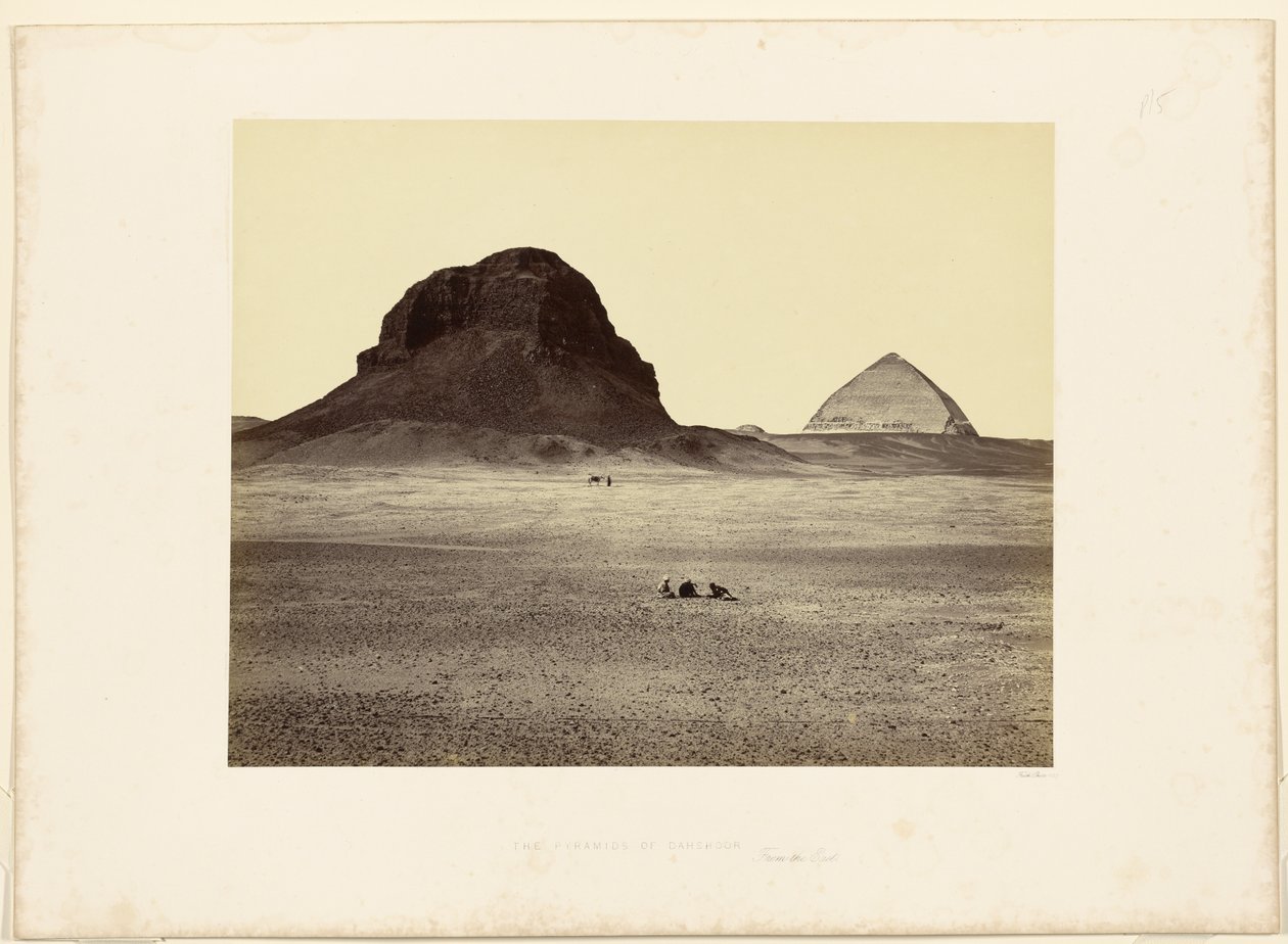 De piramiden van Dahshur, vanuit het oosten door Francis Frith